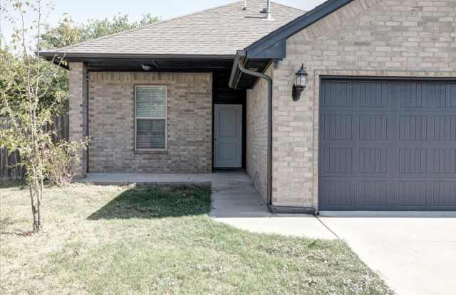 Beautiful 3 bed 2 bath PLUS office in Yukon Gallery 3