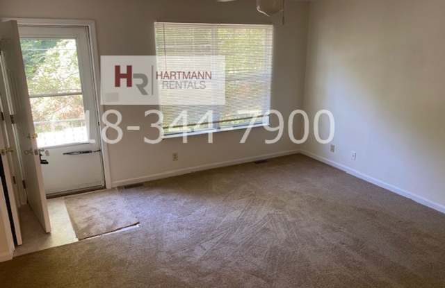 Two Bedroom 1.5 Bath Duplex with Modern Kitchen and Garage! Gallery 4