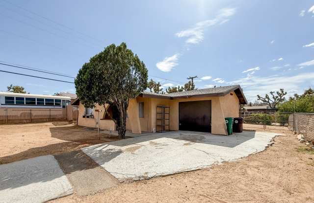 2 Bedroom Yucca Valley Home photos photos