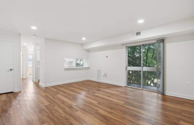 Foxchase Apartments Gallery 2