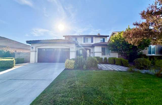 Spacious 4 Bedroom 3 Bathroom Home with Large Backyard! Gallery 1