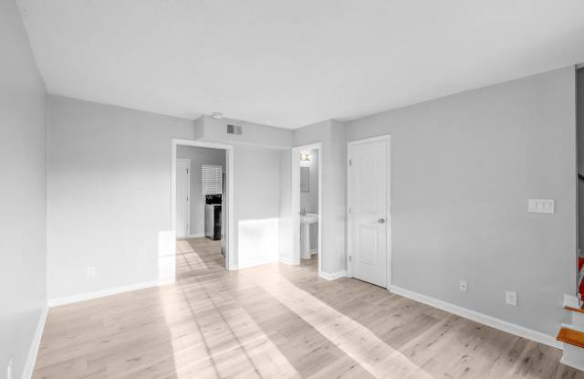 2 bedroom 1.5 bathroom townhouse Gallery 4