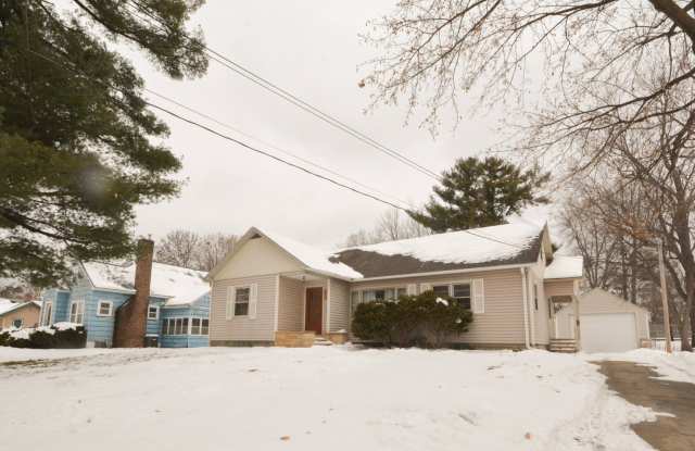 Spacious ranch style home in amazing Lowertown location! - 711 7th Street Northwest, Rochester, MN 55901