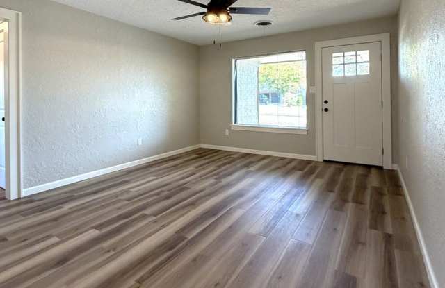 6710 SW Embassy Cir - AVAILABLE NOW! Gallery 4