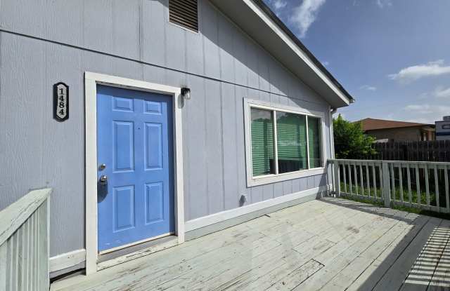 1/1 Duplex / Fridge, Washer Dryer Included / Large Front Deck / Small Fenced in Side Yard/ NBISD photos photos 1/1 Duplex / Fridge, Washer Dryer Included / Large Front Deck / Small Fenced in Side Yard/ NBISD photos photos