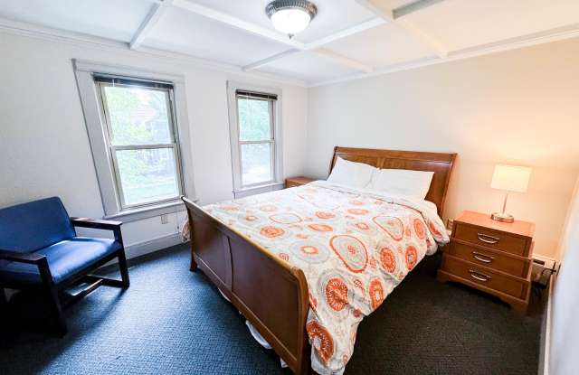 324 Center Street - 2 photos photos