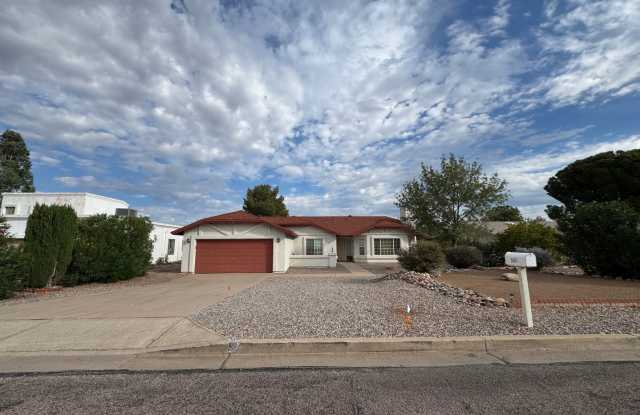 3BR/2BA/2CG, 1836 sq.ft. rental with POOL in Sierra Vista, AZ photos photos