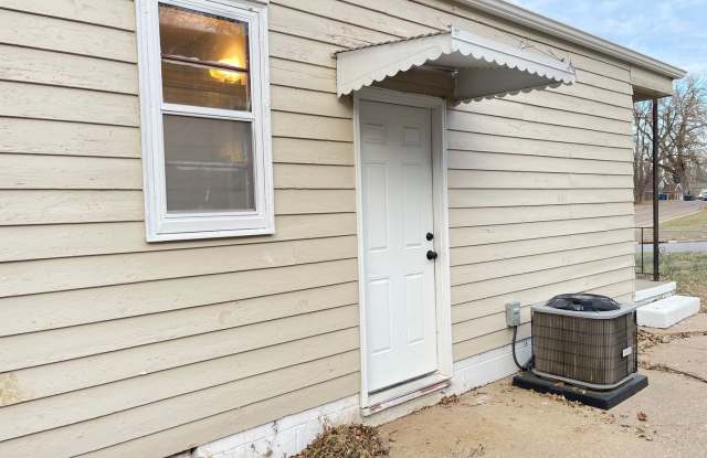 Nicely updated 3 bedrooms 1 bathroom with off street parking Gallery 1