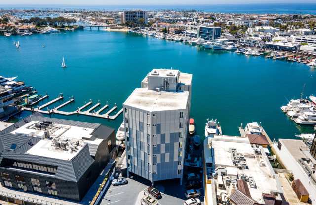 NEWPORT BEACH BAYFRONT LUXURY CONDO | GATED 2-BEDROOM, 1.5-BATH Gallery 3