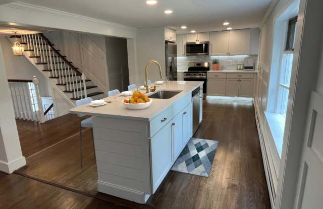 Secluded 7 Bedroom House! Gallery 1