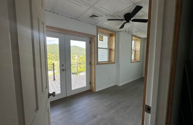 Spacious 3 Bedroom/ 1 bath Gallery 4