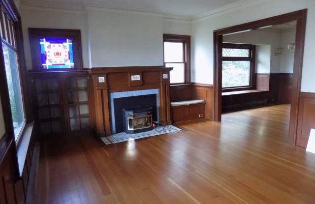 1572 Riverview St Gallery 3