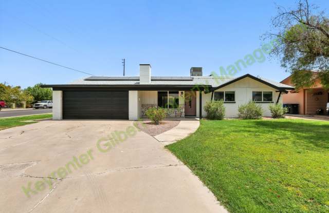 Charming Ranch-Style Home on a Corner Lot w/ a Private Pool in the Heart of Chandler Gallery 4
