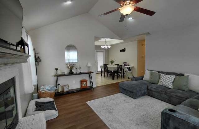 Fenced home close to post! Gallery 4