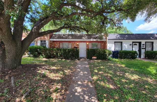 College Station (Townhome) 3 bedroom / 1.5 bath on TAMU Shuttle Route! photos photos