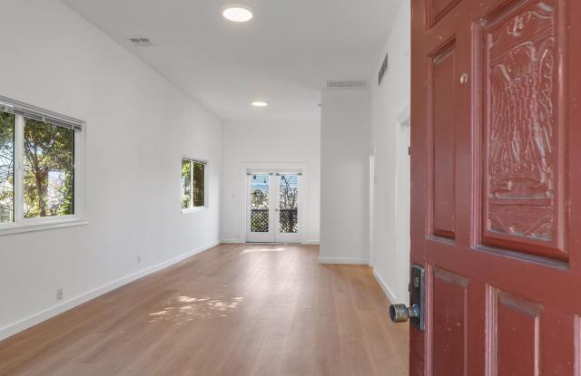 Newly remodeled 1BR with laundry, garage, deck with views Gallery 4