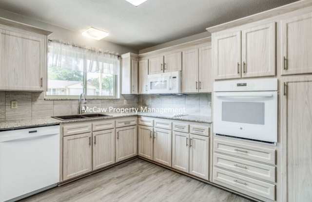 1110 Rhonda Lee Gallery 3