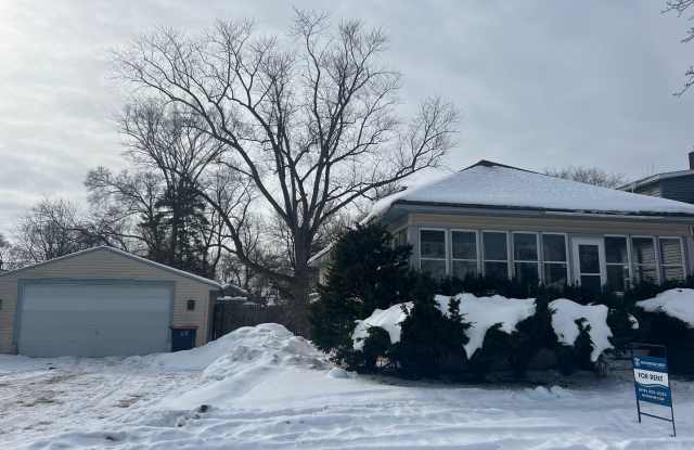 Lovely 2 Bedroom Southside Holland - 332 West 19th Street, Holland, MI 49423