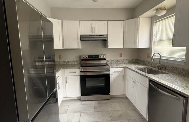 Beautifully Updated Brentwood Pointe Townhome Gallery 3