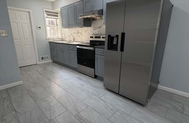 Newly Renovated Bi-Level One Bedroom Gallery 2
