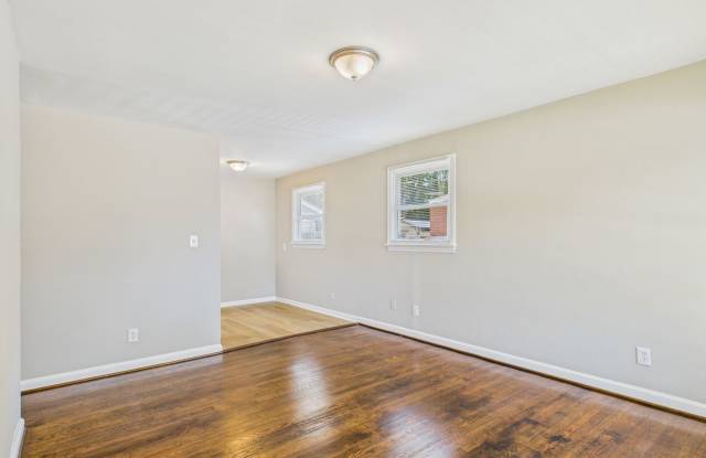 Updated home with Newer Kitchen, Hardwood Floors, Fenced! Gallery 3