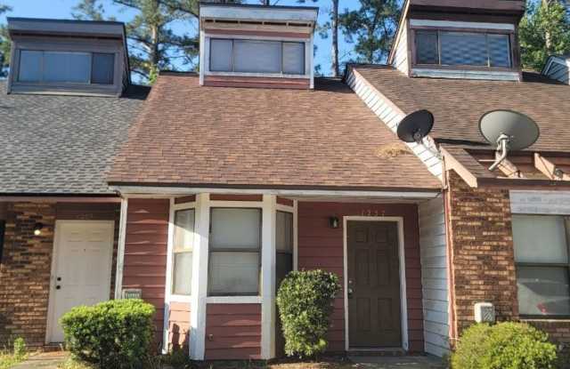 AWESOME 2/2 w/ Vaulted Ceilings, Fenced Yard, & New Paint Available NOW for $1150/month! photos photos