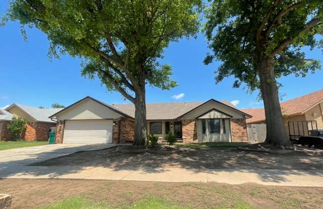 4 bed 2.5 baths in Moore Schools. 2 living areas, formal dining, storm shelter and pool! Gallery 1