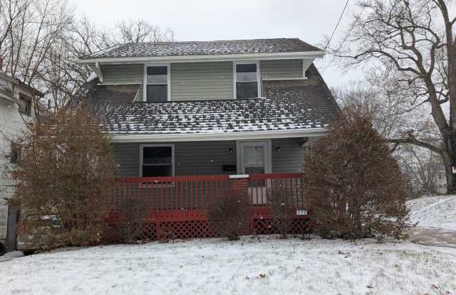 Charming 3-bedroom, 1-bathroom home located in the vibrant city of Akron photos photos