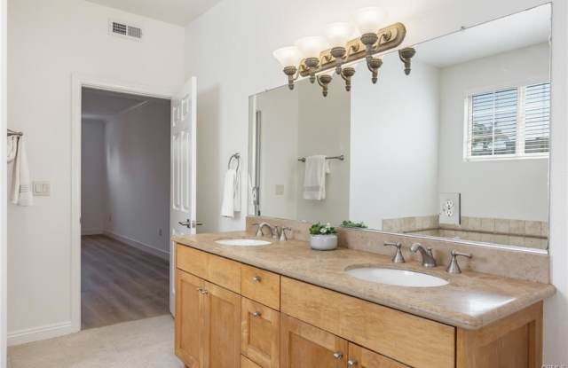 12407 Moorpark Street Gallery 4