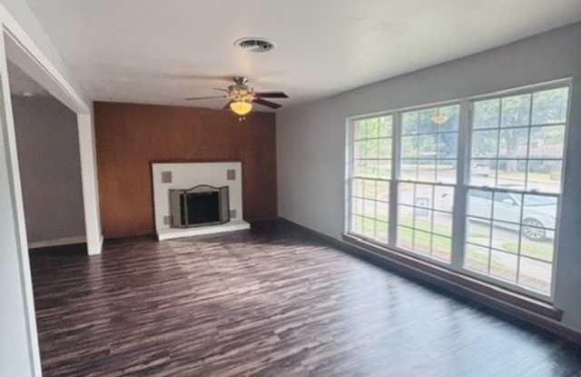 Must see 3 bed, 2 bath home near the University of Oklahoma campus. Gallery 3