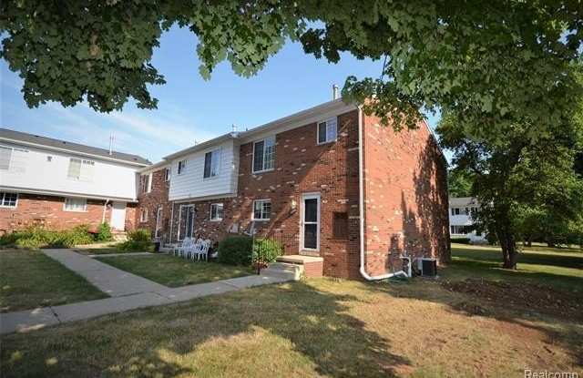 559 Fox Hills Drive N photos photos