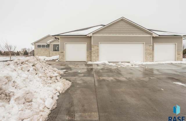 luxury home nestled on a sprawling 1.5-acre lot - 27118 Meadowlark Street, Lincoln County, SD 57032