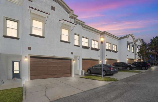 Luxury 2-Car garage Townhome in Temple Terrace Gallery 3