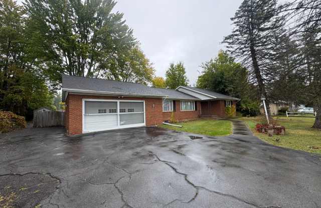 Spacious 3BR Liverpool Ranch | 3-Season Room & Full Basement Gallery 4