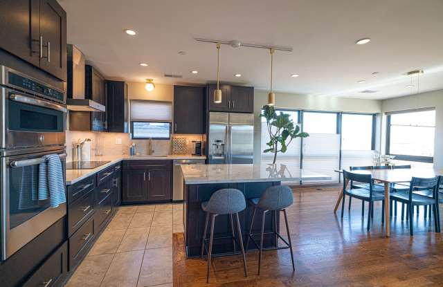 4 bed / 4.5 bath flat in South Plaza overlooking UMKC and Brookside Blvd photos photos