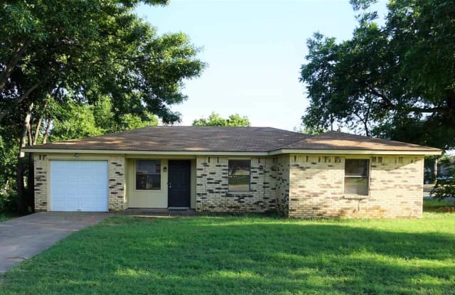 201 E BOIS DARC STREET - 201 E Bois D Arc St, Henrietta, TX 76365