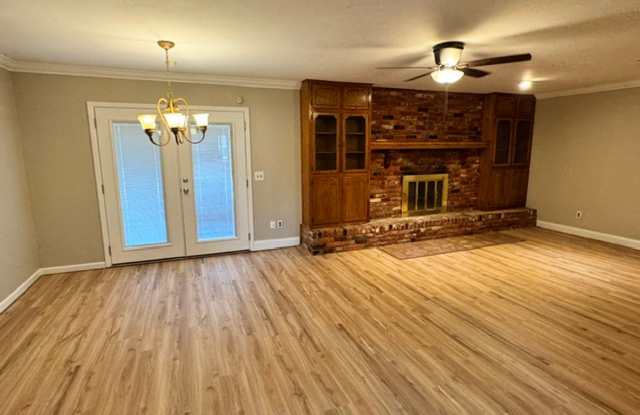 Beautiful true 5 bed 2 bath in Moore! New flooring, paint, cooktop and more! A must see! Gallery 4