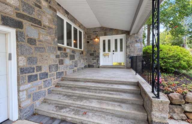 1738 COUNTRY CLUB Drive Gallery 4