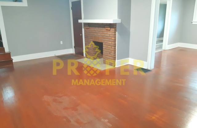 Beautiful 2 bedroom 1 bathroom house with 2 car garage Gallery 3