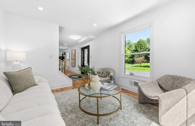9828 WATTS BRANCH Drive Gallery 2