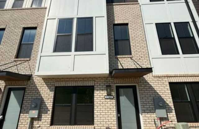 2 BR/2.5BA | Modern Townhome| 2-Car Garage + rooftop terrace Gallery 1