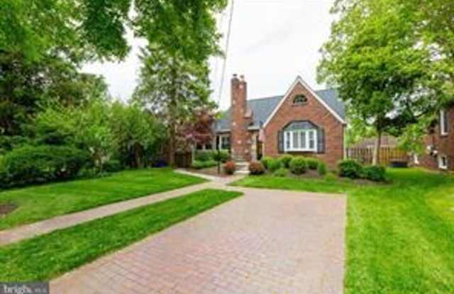 BEAUTIULLY RENOVATED CAPE CODE, REFINISHED HARDWOOD FLOORS ON TWO LEVELS, Gallery 2
