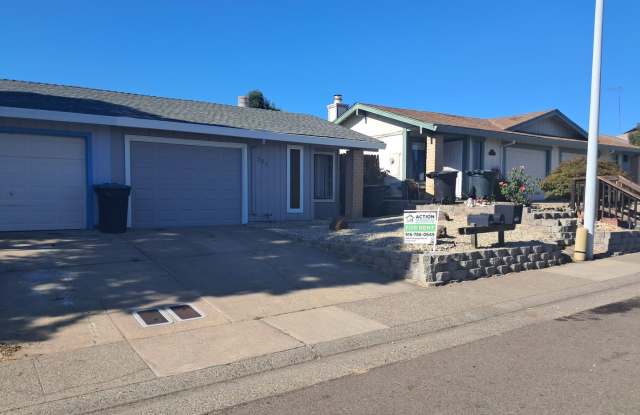Roseville 2 Bedroom Duplex, New Carpet, Central Heat and Air, Large Fenced Yard photos photos