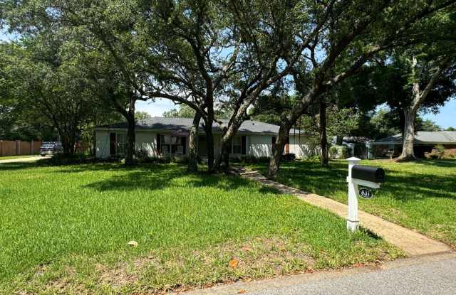 Gulf Breeze Proper - 5 bedroom, 3.5 bathroom with pool - 831 Bay Cliffs Road, Gulf Breeze, FL 32561