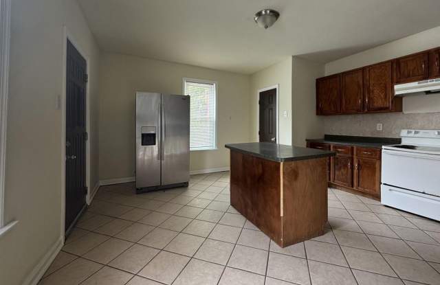 Spacious 4BR Germantown Home with Huge Enclosed Yard Gallery 4