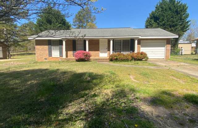 Pet Friendly 3 bedroom 1.5 bath house with a large fenced in backyard in Athens, GA photos photos