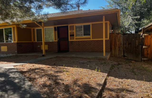 2 Bed, 1 Bath Patio TownHome in the Clayton Neighborhood   $500 Holiday Rent Credit! Gallery 3