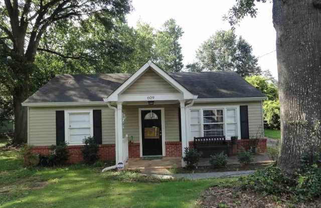 Charming Updated 2-Bedroom Home with Fenced Yard in the Heart of Smyrna photos photos