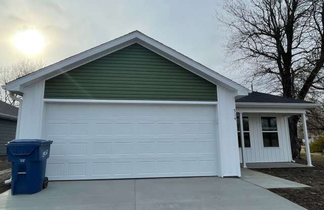 Welcome to this beautiful: 3 Bedroom/ 2 Bathroom in the heart of Webb city on Main Street! photos photos