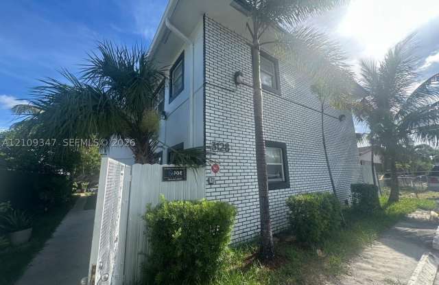 3128 SW 12th Pl Gallery 1
